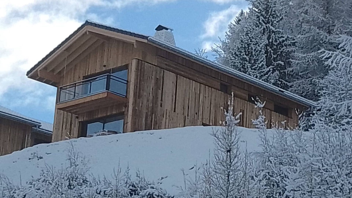 Montalbert Ski Chalet | New 2024 chalet for 12 with jacuzzi, ski-room and parking in La Plagne