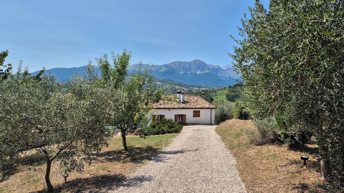 Castiglione Messer Raimondo Apartment | *New 2025* Apartment perfect for those seeking Italian charm and tranquillity