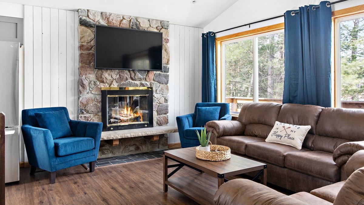 Gaylord Cottage | NEW 20ft DOCK! Clean & spacious! 5 STARS! Lake Front home! Book Summer NOW!