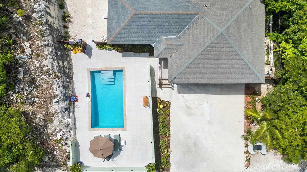 Jimmy Hill House | NEW 2BD/2.5 BATH near beach access and George town with PRIVATE POOL