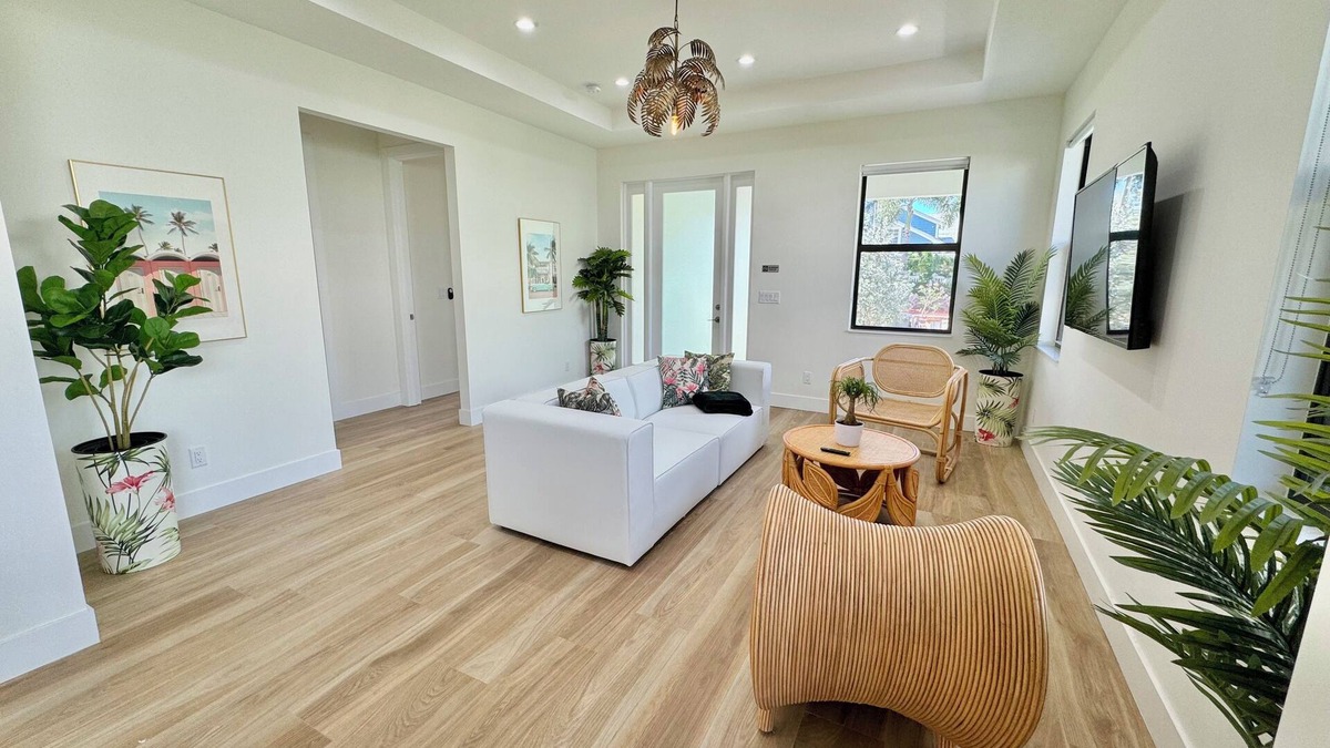 Southwest House | NEW 2BR 2BA Modern Palm Beach Cottage