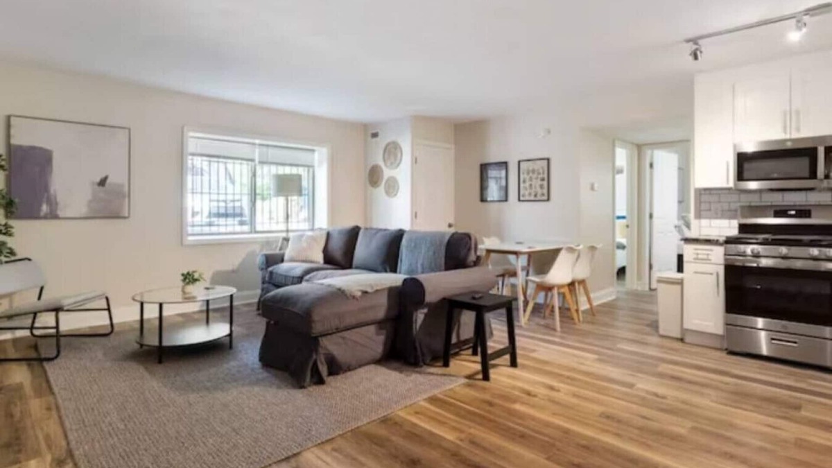 East Liberty Apartment | New 2BR East Liberty Apt | King + Queen Parking