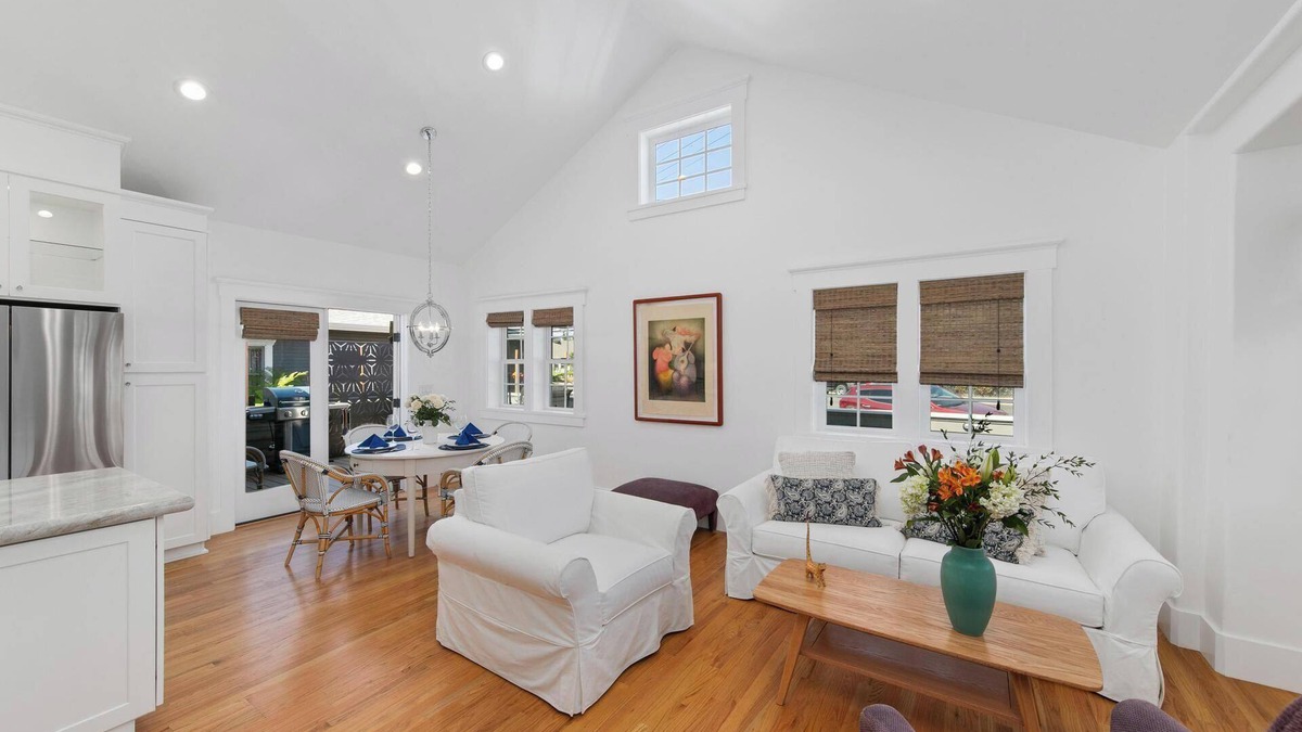 University Heights House | New, 3 Bed, 2 Bath, Walk to Bars, Food, Shops, Luxury Home, Large TV's. Comfy!