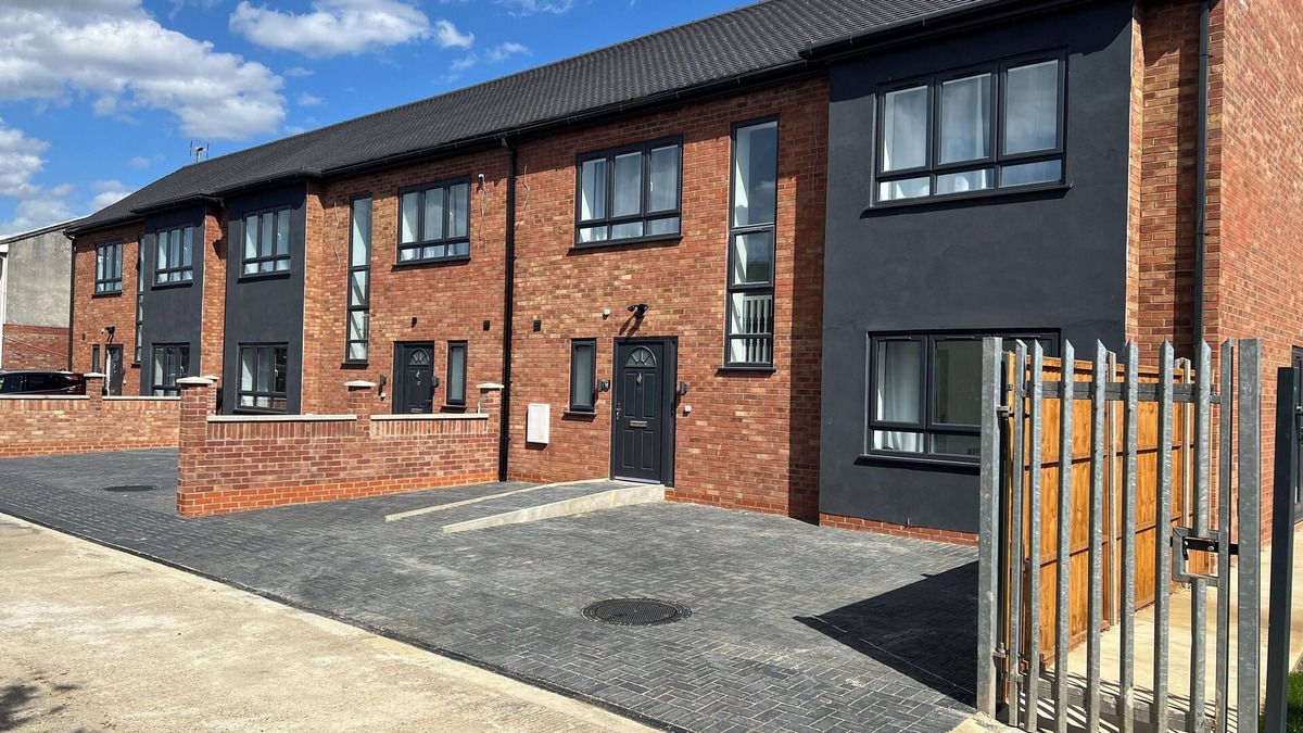 Waltham Cross House | New 3 Bedroom, 3 shower, ideal for Contractors,Companies & Temporary Relocation