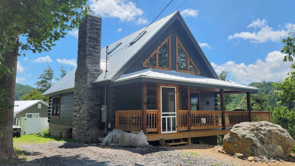 Bakersville Cabin | New 3-bedroom NC mountain cabin with million dollar view & N. Toe River access