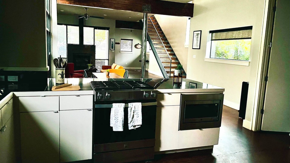 McKinley Heights Condo | NEW! 30 day plus! 2 bed with a study!