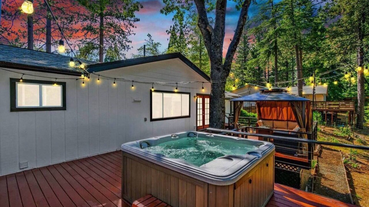 Glencoe Cabin | NEW: 3BR, private HotTub, FireTable, BBQ, AC, Dogs OK, WIFI