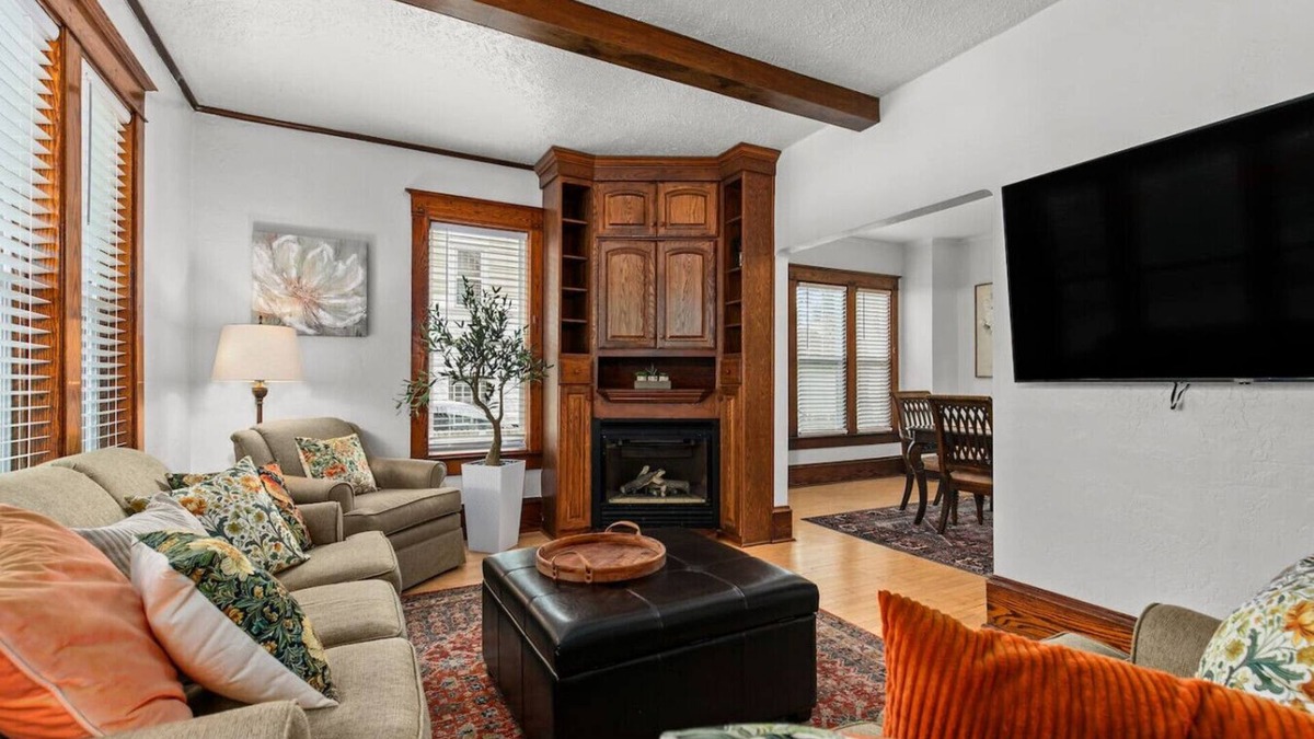 Appleton House | New! 3BR Sleeps 9! 4 min to Downtown Appleton