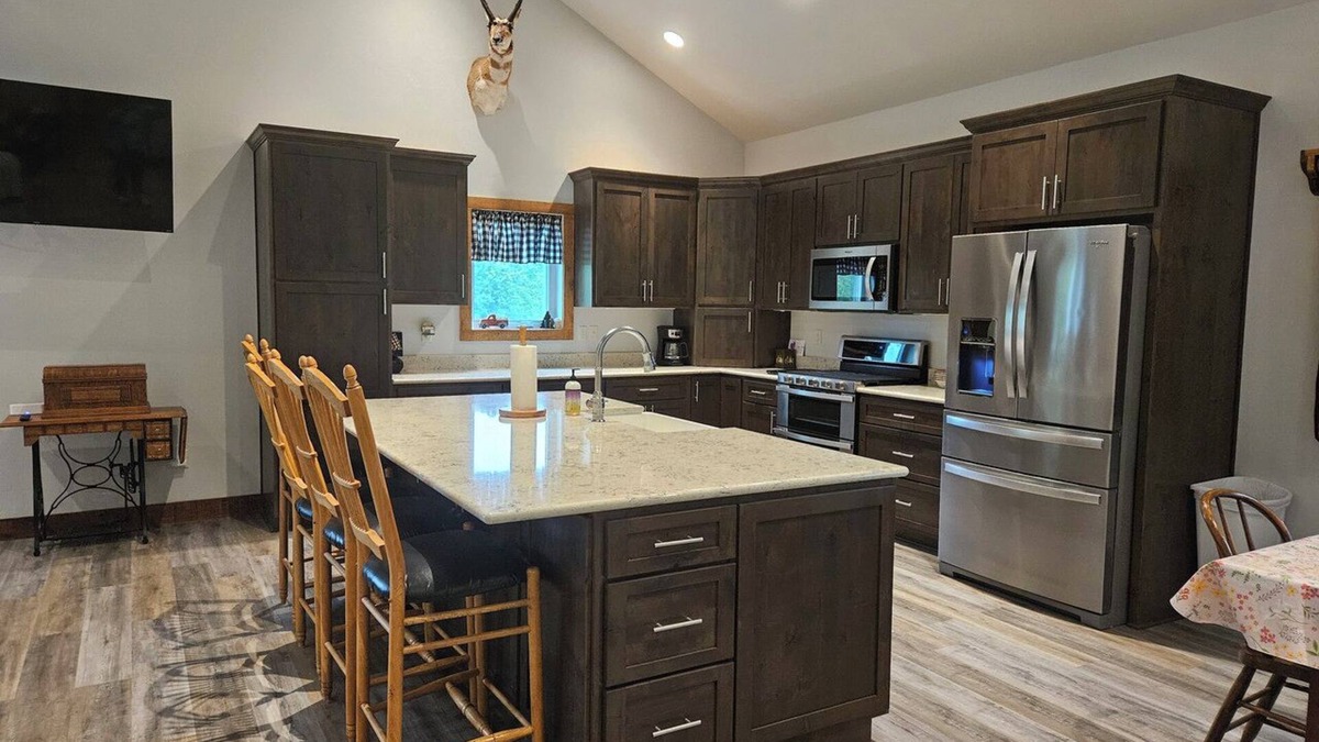Wautoma House | New 4-bedroom for rent during EAA! Sleeps 17, large loft and three bedrooms!