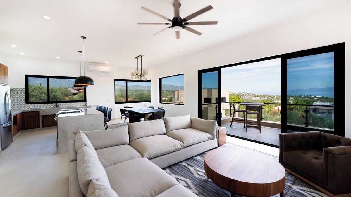 La Ventana House | New 4 bedroom home - pool and jacuzzi - 10 minute walk to South Beach