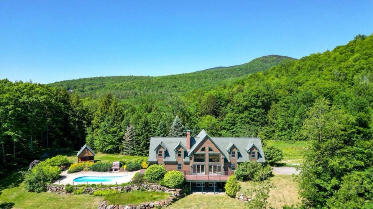 Jackson Ski Chalet | NEW 4 bedroom mountaintop chalet just above North Conway, ideal location.
