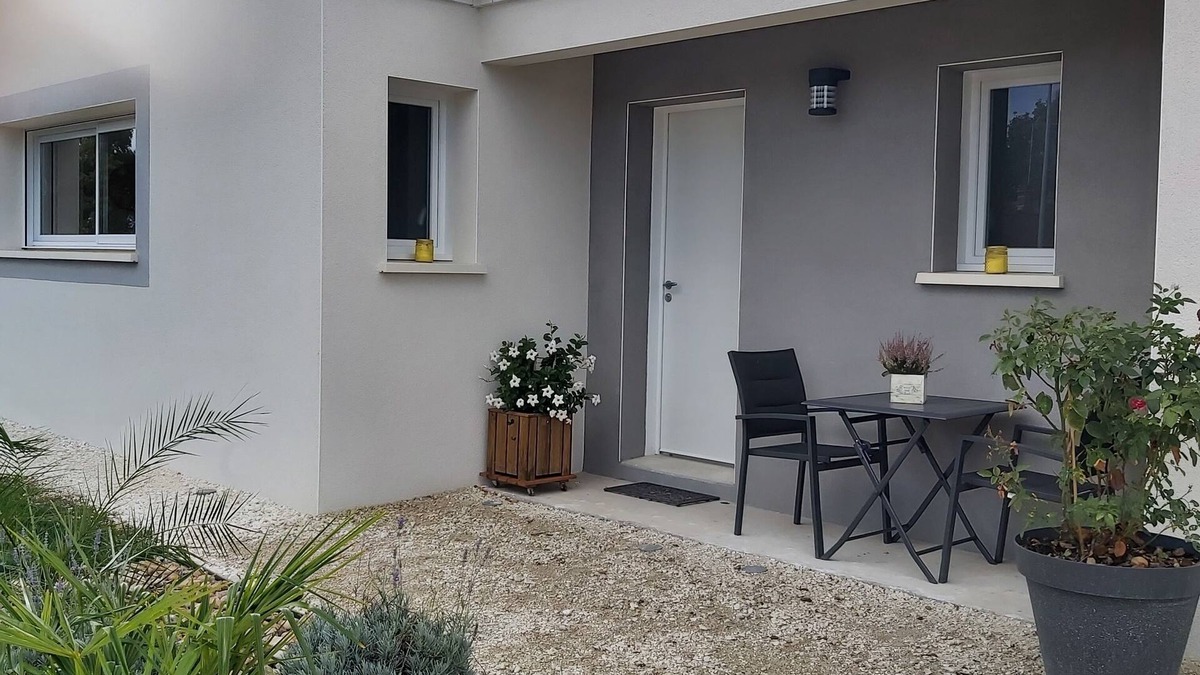 Salignac-sur-Charente House | New 4 * house with spa, heated pool, fenced garden and garage