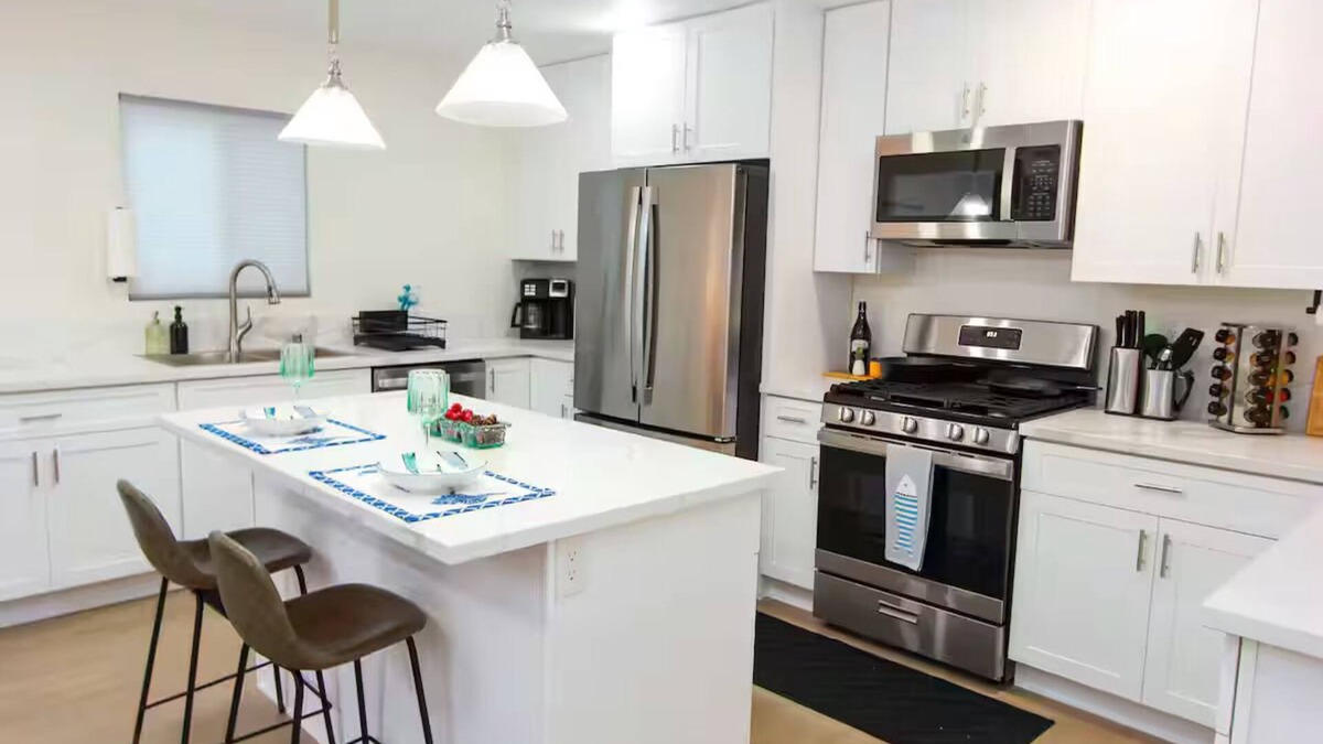 North Clairemont House | NEW! 4BR House -Pool, Jacuzzi, Outdoor Kitchen, AC