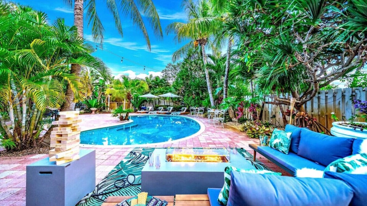 Central Corals House | NEW! 5 BED/5 MIN TO BEACH/HTD POOL/HOT TUB/BAR