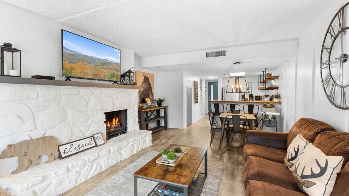 Gatlinburg Apartment | New! 5 Min to GBurg/National Park* Quiet+Families!