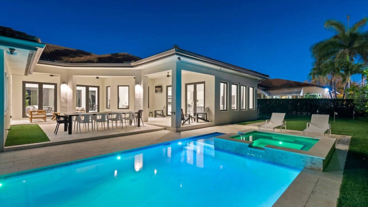 Fontainebleau Villa | New 5BR Villa with Pool and Jacuzzi sleeps 10