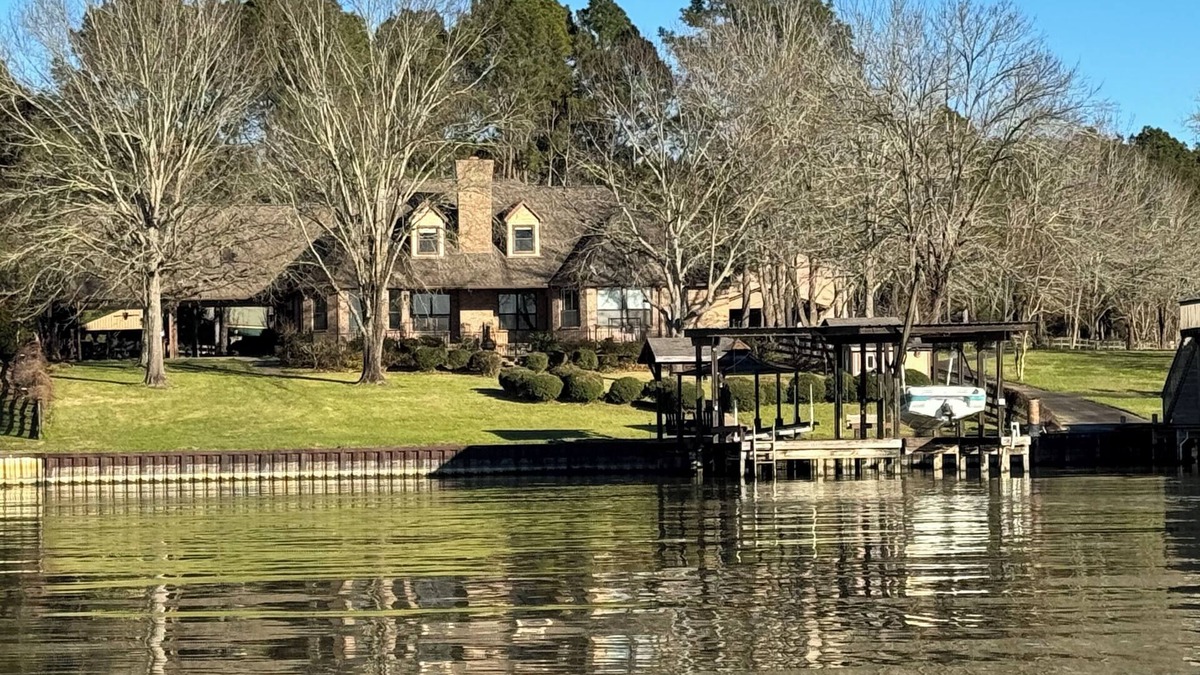 West Livingston House | New 6-Acre Lake Escape with dock