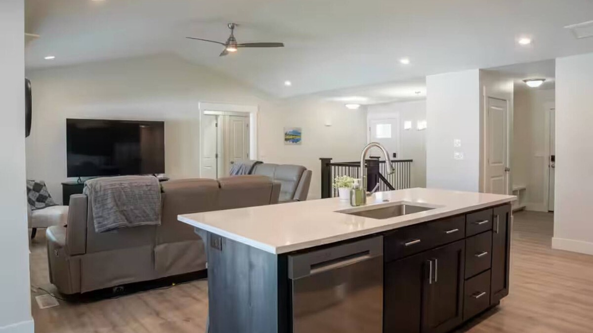 Idaho Falls House | New 6 Bed/3Bath Spacious Home in Idaho Falls. Family Friendly, Sleeps 16+.