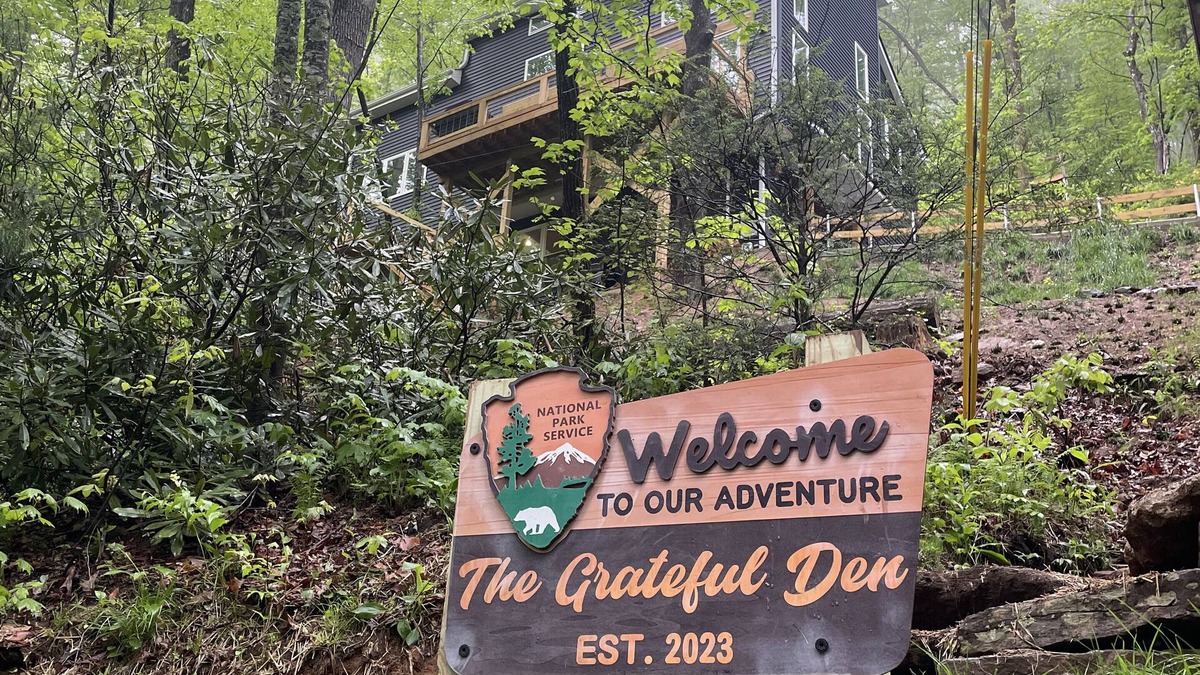 Black Mountain House | New 6-bedroom house in quiet Montreat with fitness , AC, WiFi “The Grateful Den”