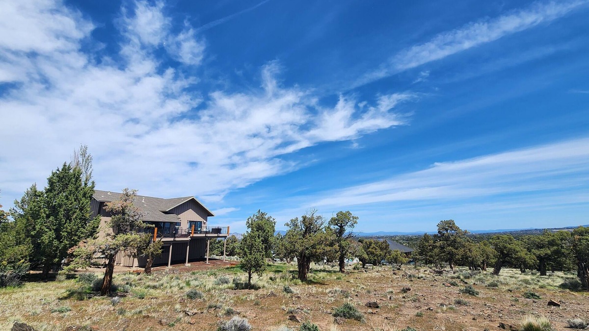 Redmond House | New 6 Bedroom Listing! Family fun in Eagle Crest. Hot tub, views, privacy