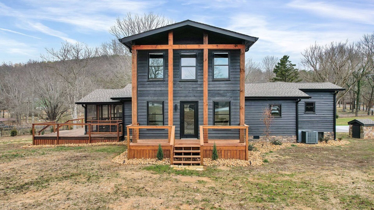 Chickamauga Lake House | NEW 6 Bedrooms - Two houses and a pavillion on Chickamauga Lake with new dockn