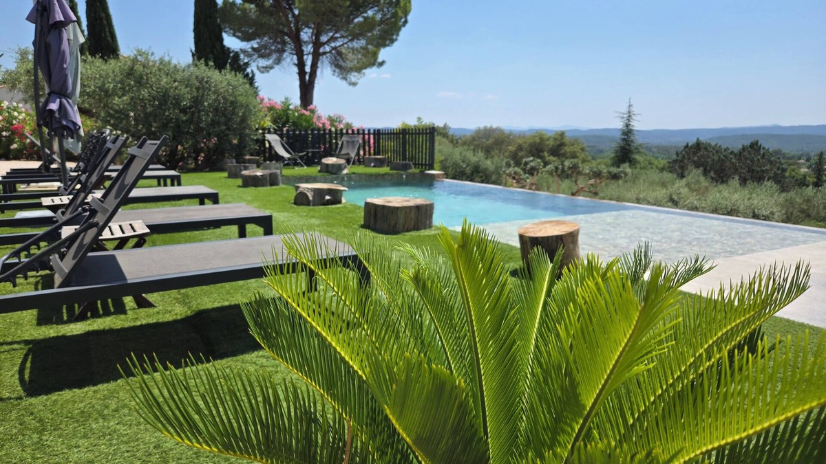 Cotignac Apartment | NEW accommodation, panoramic view, overflowing swimming pool, beautiful village