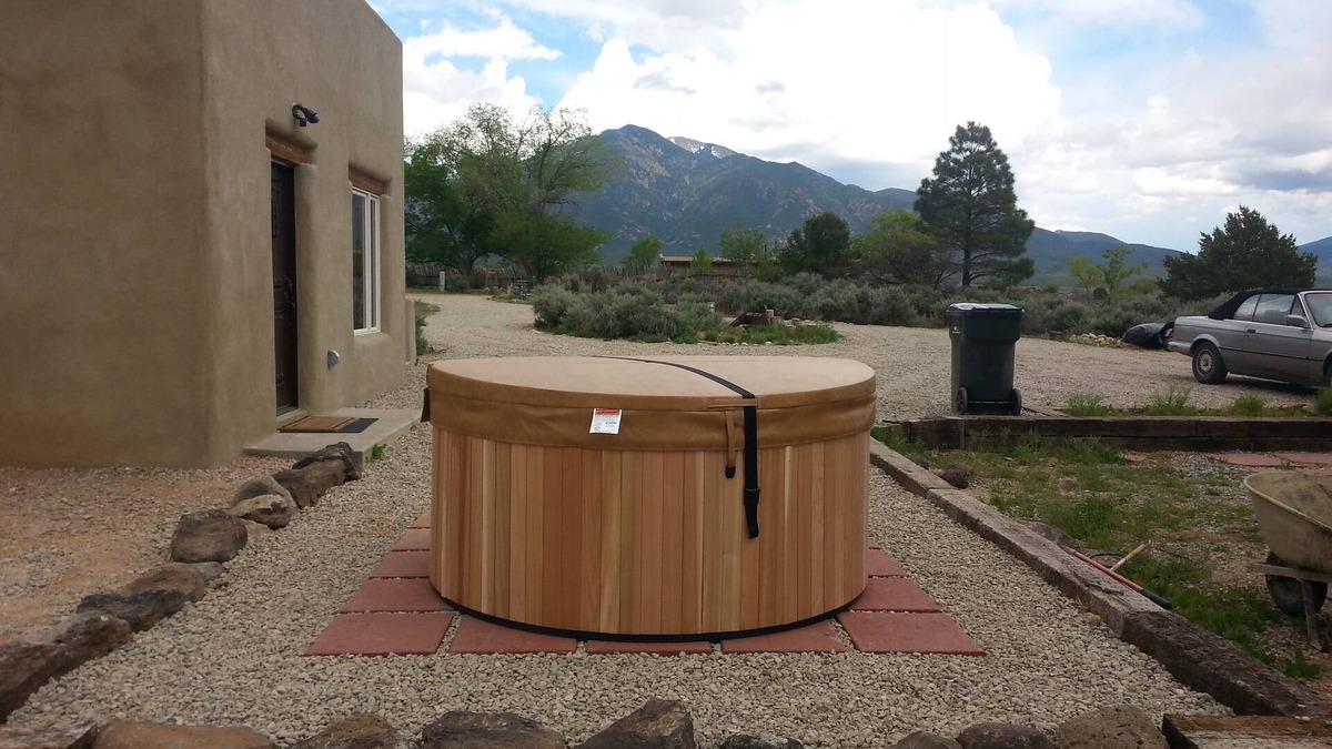 El Prado House | New adobe guest house - mountain views - great location - hot tub