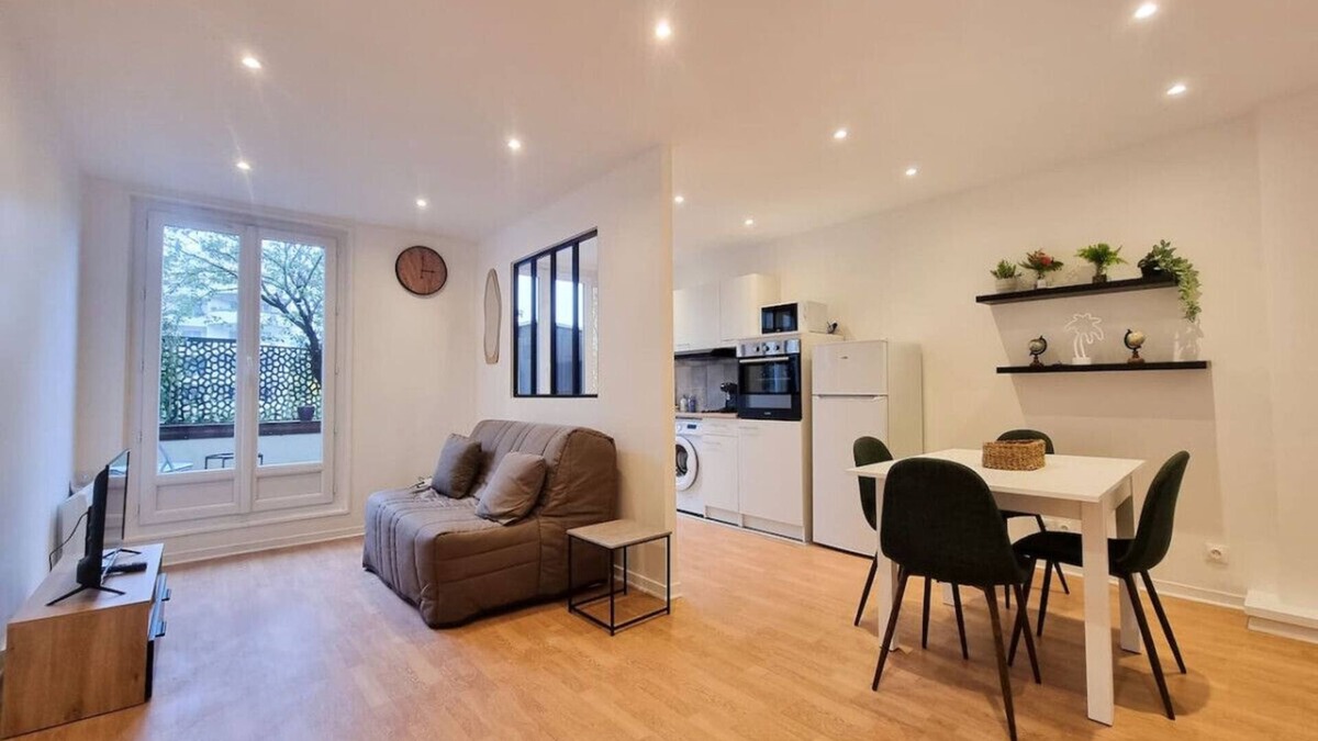 Guyancourt Apartment | New apartment with terrace 2 steps from the center