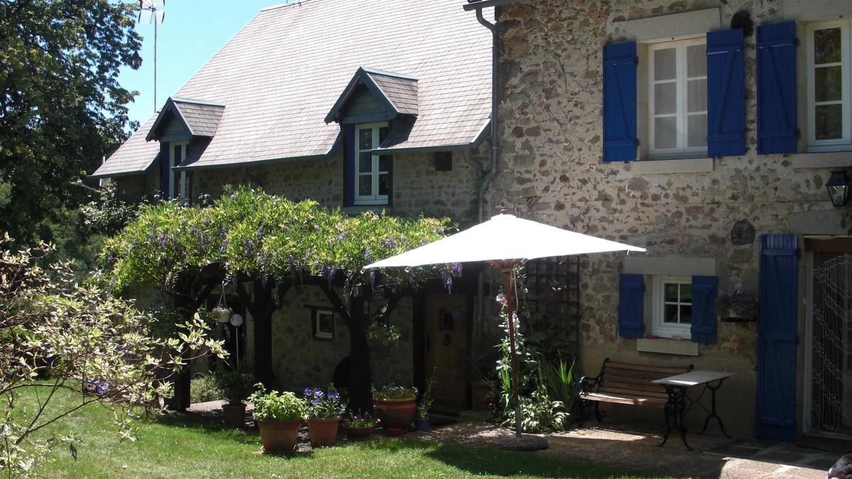 Saint-Priest-la-Plaine Apartment | New apartment in country house with terrace and garden