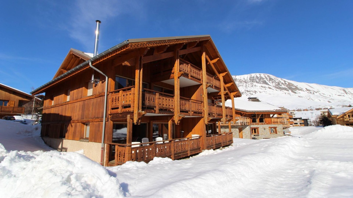 Jeux Apartment | New apartment in a small chalet, 500 ft away from the slopes and facilities