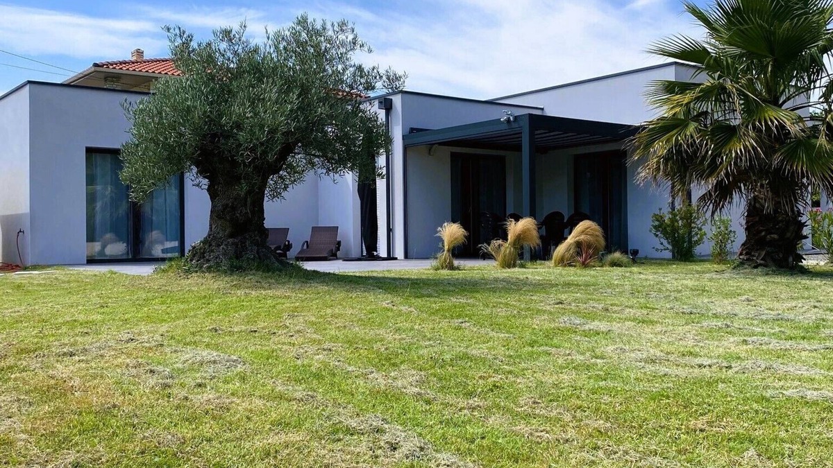 Vaux-sur-Mer Villa | new architect villa with large terrace and patio 800 m from the sea