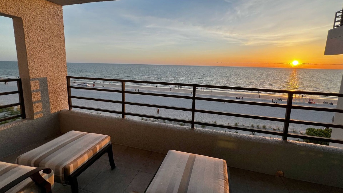 Independence Square Condo | New at Pier House! Renovated and Jaw Dropping Views + Walkable to Everything!