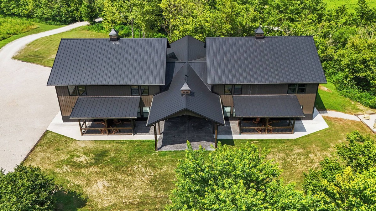 Stanton House | New Barn/Sleeps 12/2 Hot Tubs/EV Charger