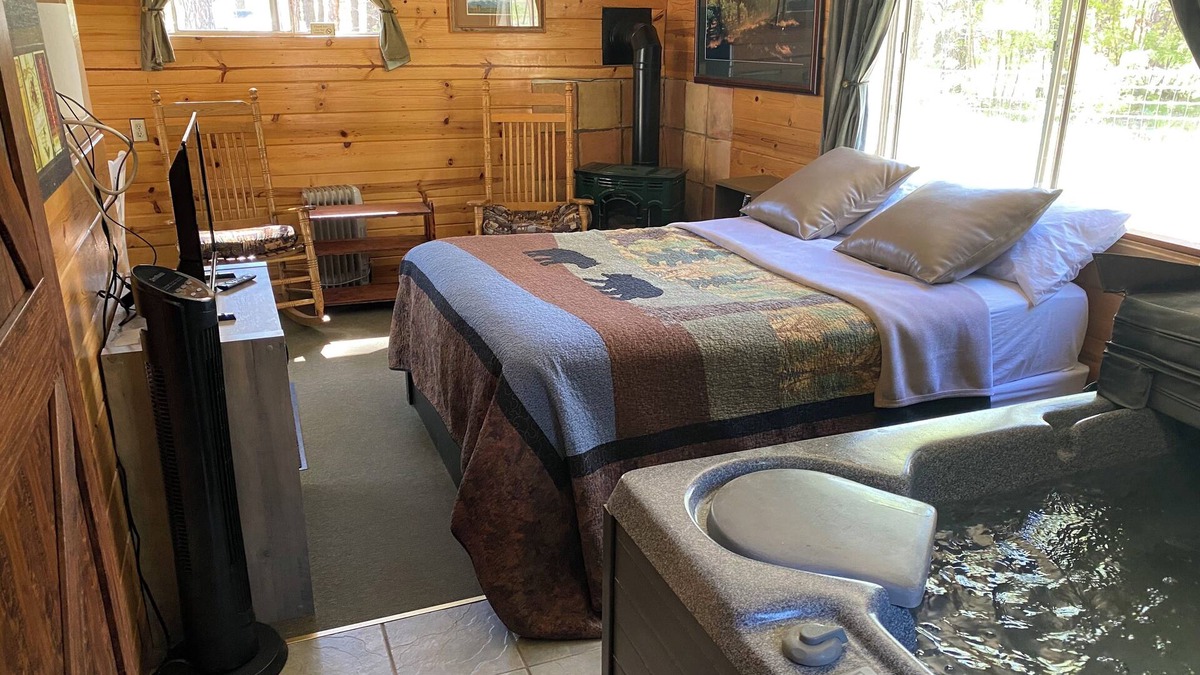 Payson Cabin | New bathroom!Private porch swing, picnic table, plus indoor Jacuzzi & Fireplace.