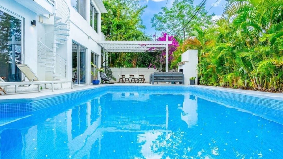 Southside House | New! Beach Villa - Downtown - 6 Beds