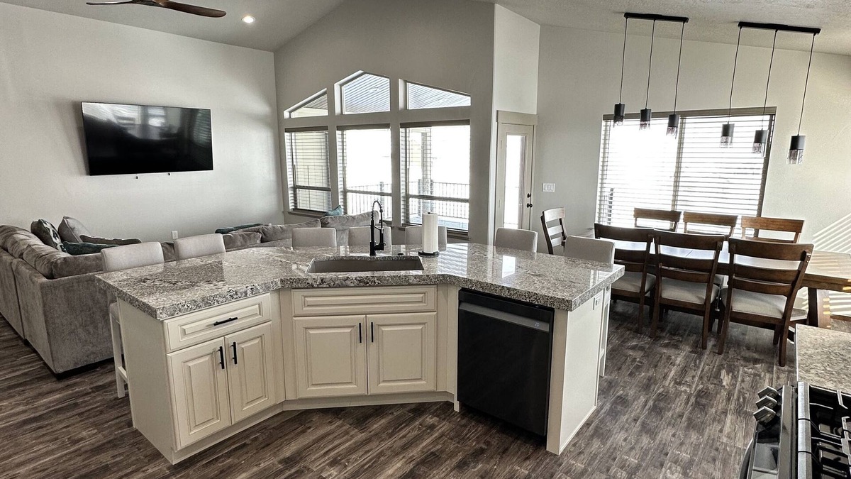 Sweetwater House | NEW Bear Lake home minutes from Garden City, GORGEOUS views, and Private Hot Tub