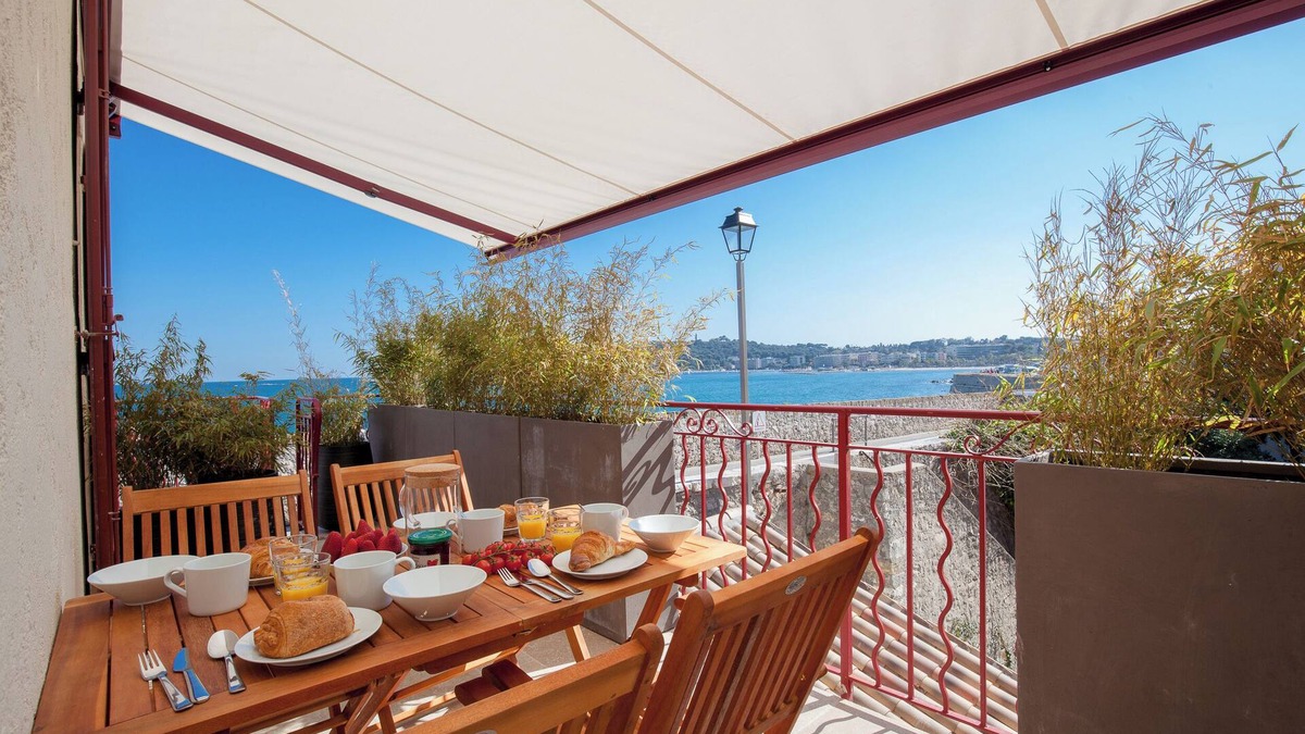 Antibes Old Town House | 👍 New 🏖️ - Beautiful House 1100SqFt with Full Sea View Terrace. 🌞
