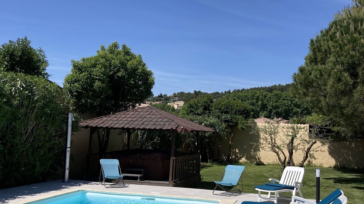 Sauveterre Villa | New ! beautiful house, near Avignon, private pool and jacuzzi