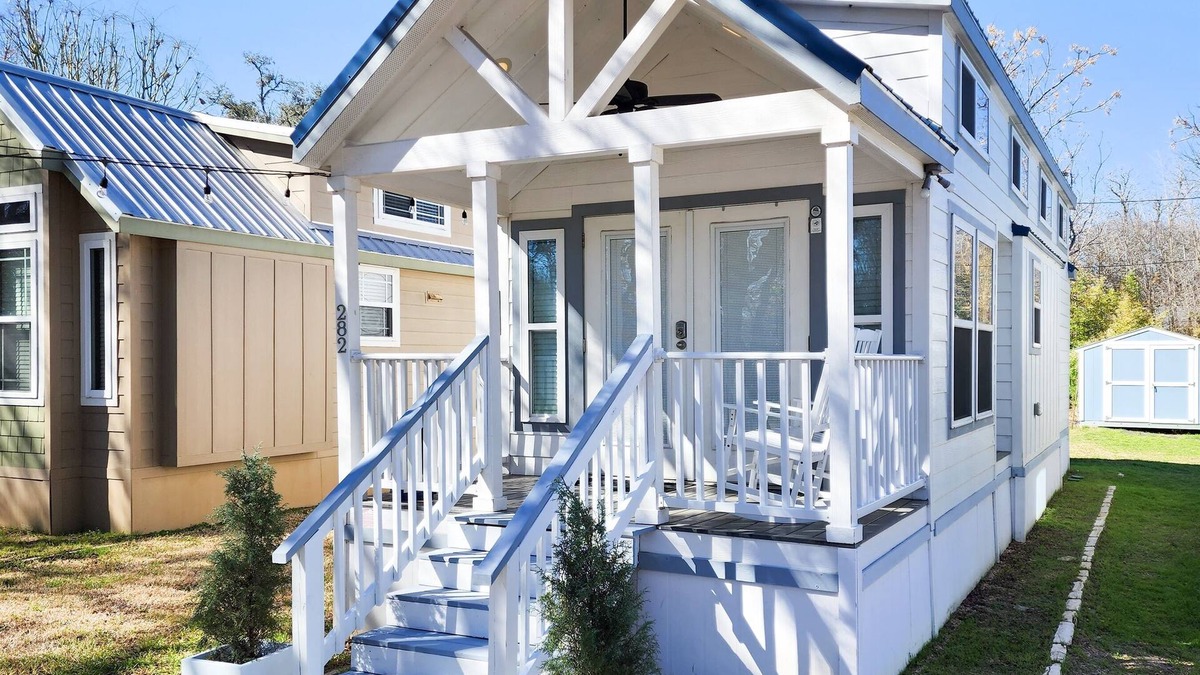 Staples Cabin | New! Beautiful, Modern Cabin by San Marcos River!