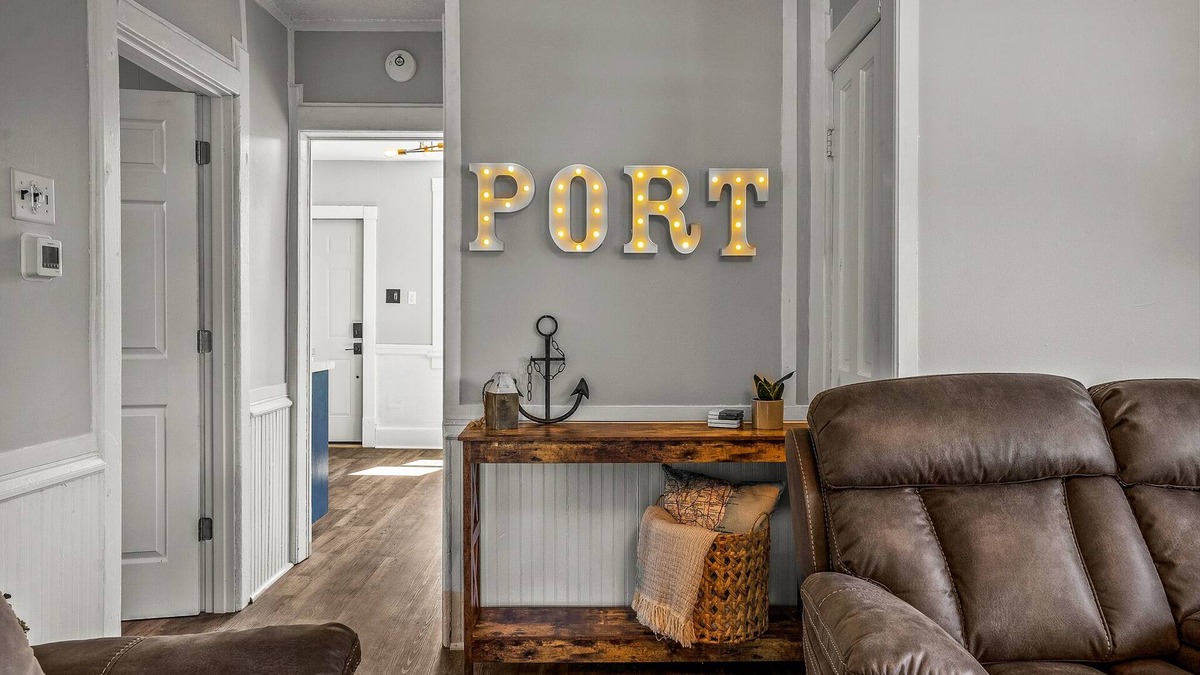 Port Washington Apartment | ⭐️New | Beautifully Remodeled | Walk to the Lake ⚓️