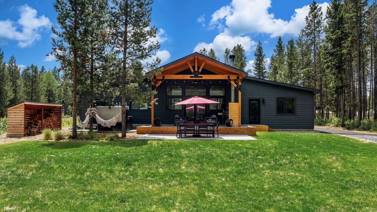 Sunriver House | NEW BEND MODERN CHALET 14 MINUTES TO MT. BACHELOR!
