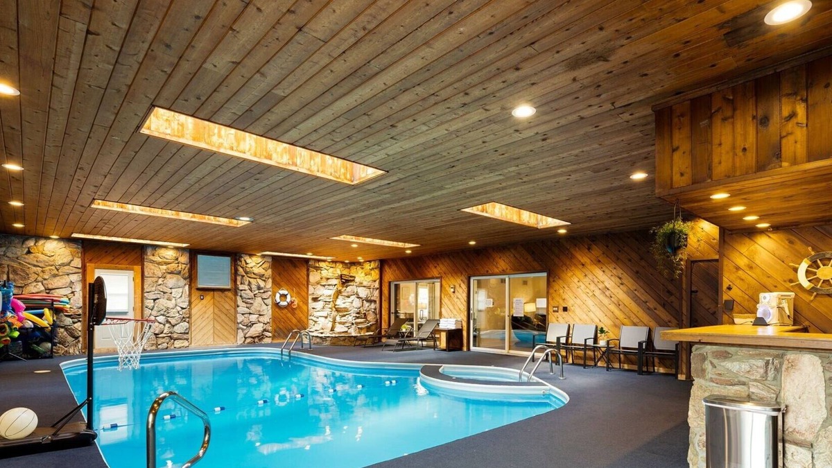 Bensenville House | New! Bensenville Hidden Haven - Pool/Arcade/Sauna