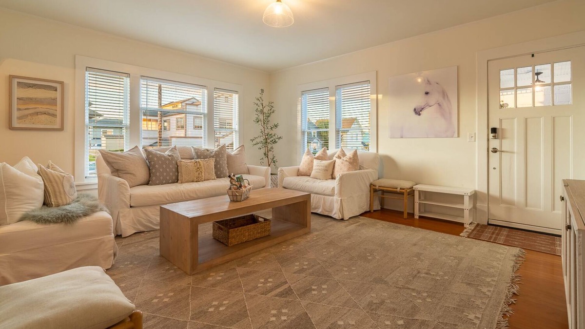 The Bowl of Edmonds House | NEW Best LOCATION in Downtown Edmonds