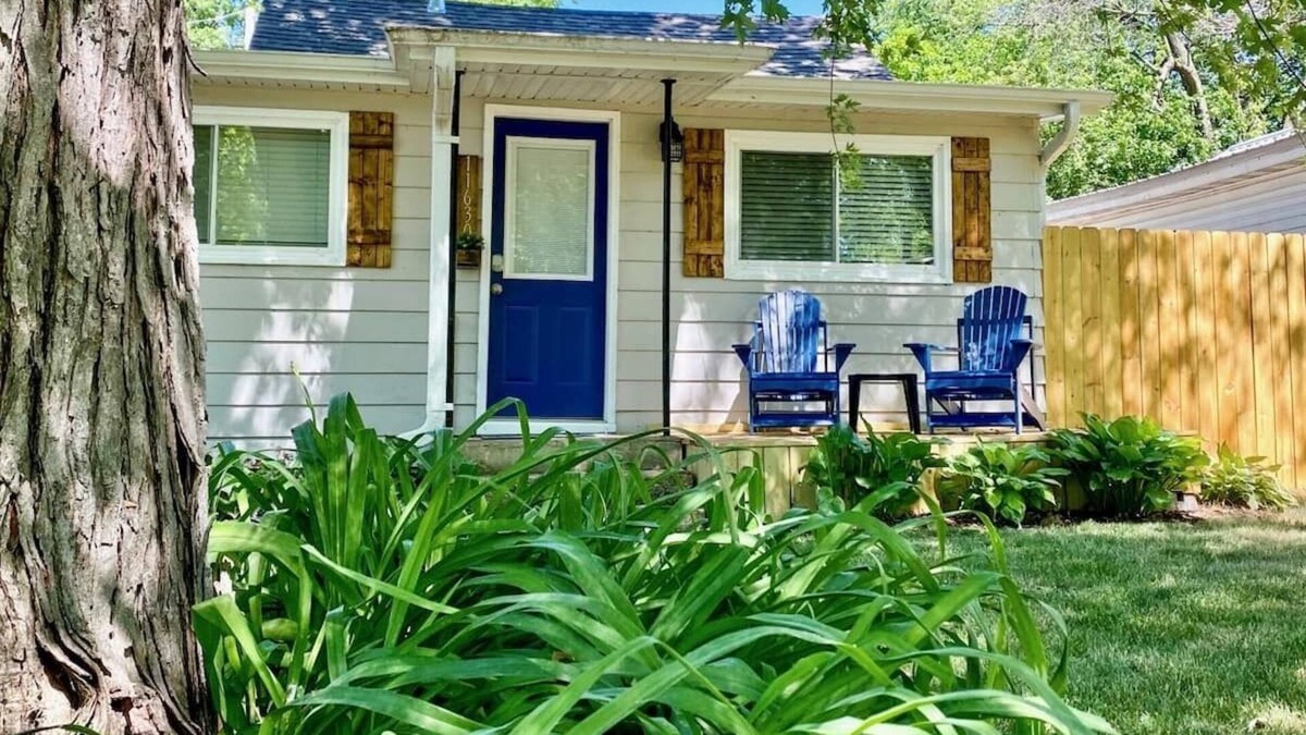 Newville House | NEW! Blue Door Escape ~ Fully Updated w/ Sunroom