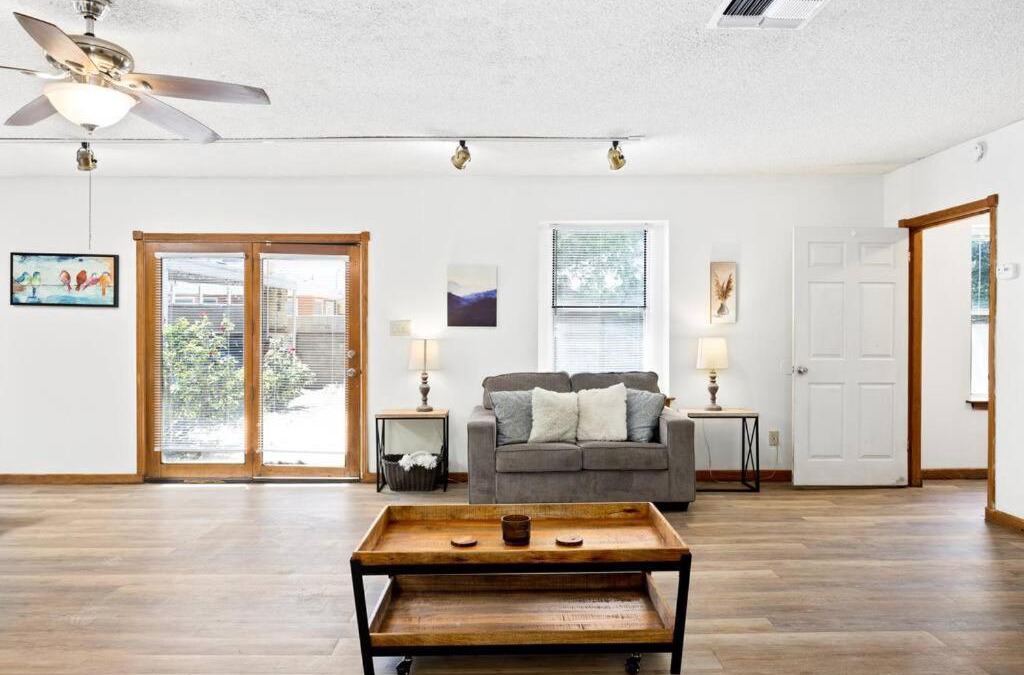 Baker Street Apartment | ~New~ Bright and Spacious Back House