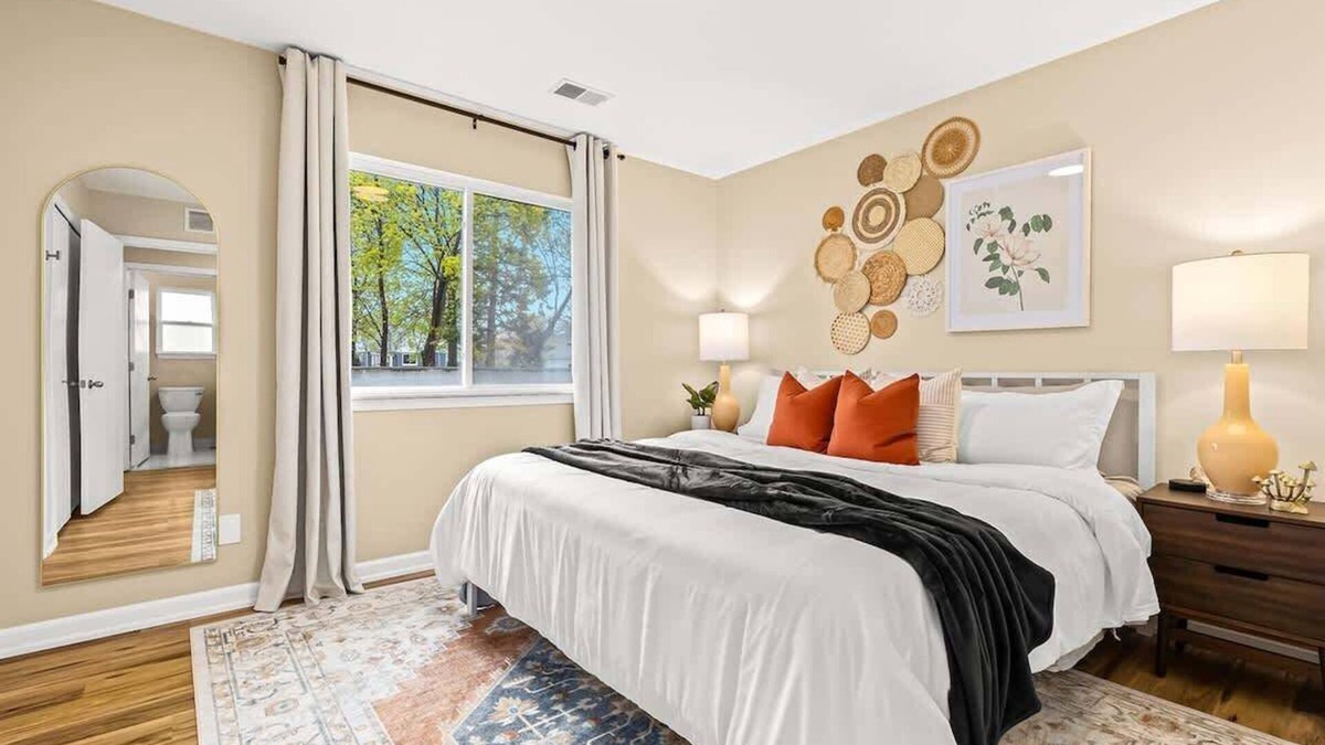 Roseville Apartment | New! Bright & Cozy 1BR Flat with Double Recliners