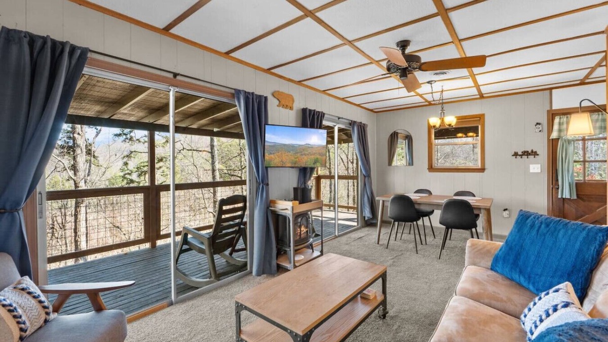 Gatlinburg - Pigeon Forge Ski Chalet | New! Bring Pets! Firepit*Fishing*Games*Sleeps 5!