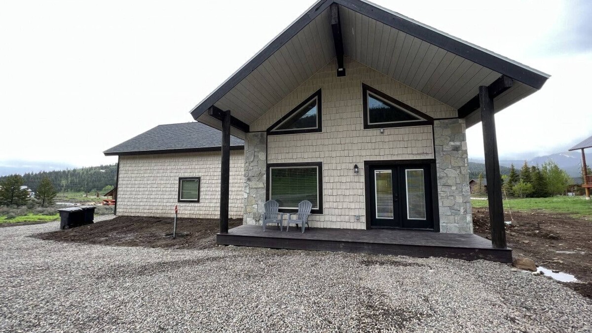 Island Park Cabin | New Build, AC, Hot Tub, 15 Min to Yellowstone