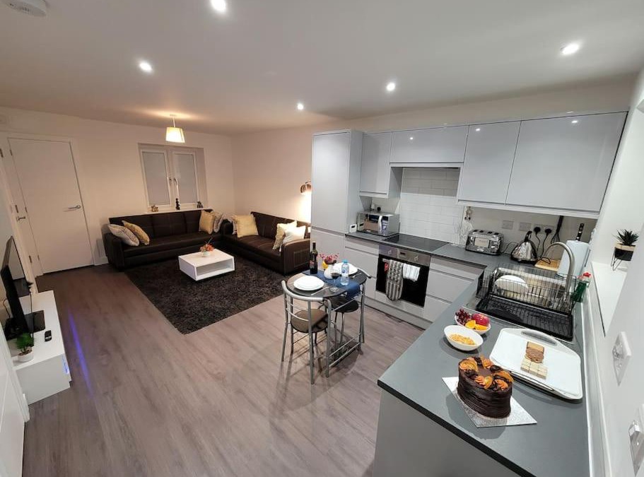 Haversham House | New build home with WI-FI, Smart TV, dedicated office floor, large terrace and Free parking