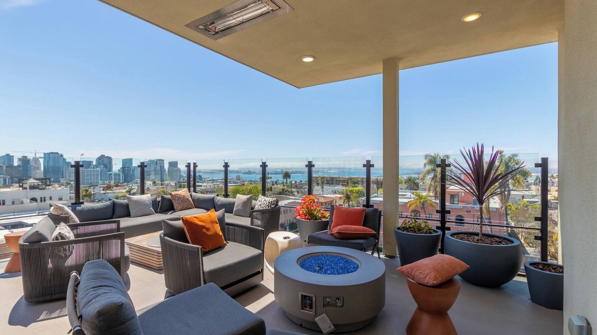 San Diego Apartment | NEW BUILD-ideal San Diego location, Little Italy, Gaslamp-WiFi, AC, 2x King beds